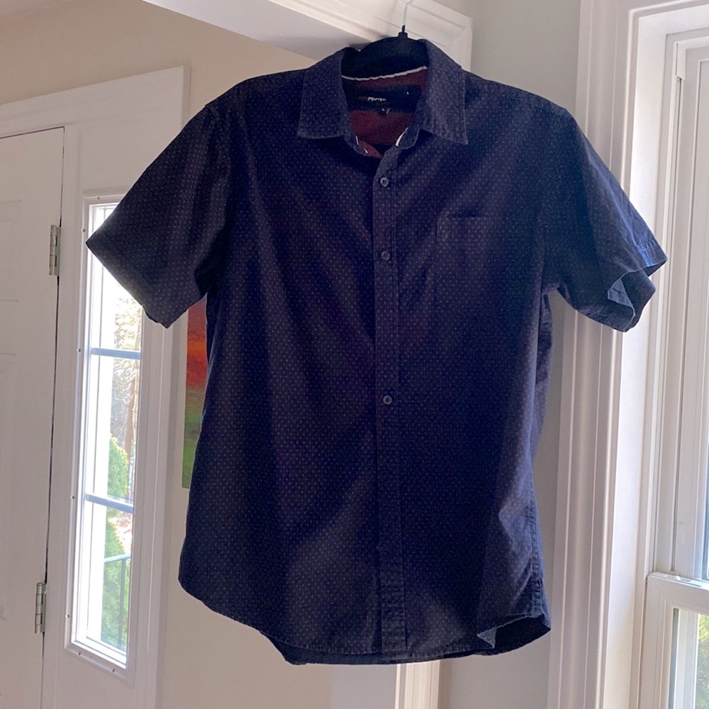 Men’s size large short sleeved 100% cotton shirt.